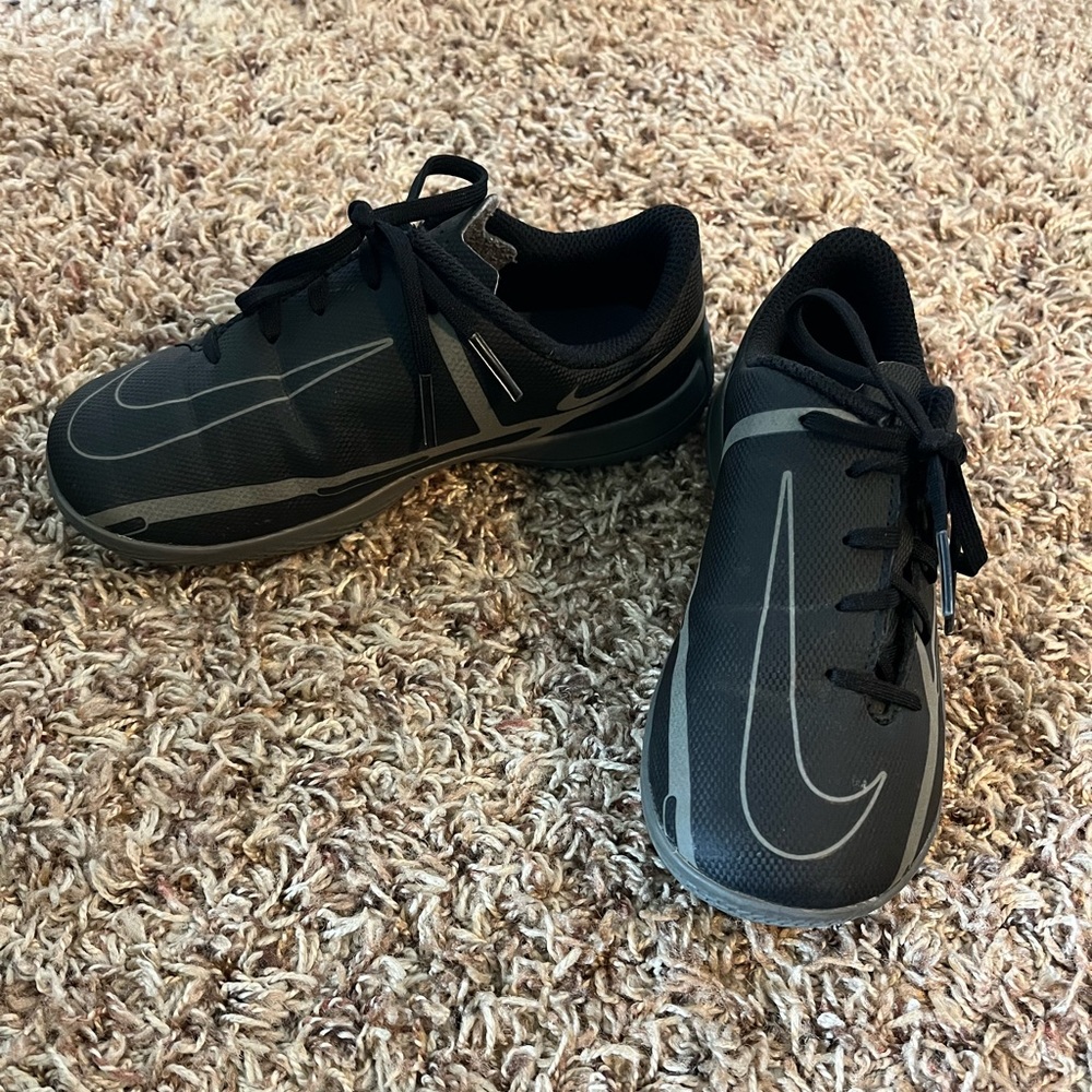 Boys size 11c indoor soccer shoes